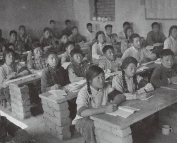 上世纪70年代农村小学.是的,他们当时就是在这样的环境下学习的.