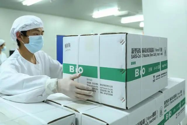 北京生物制品研究所的新冠病毒灭活疫苗分包装车间内检查产品包装质量