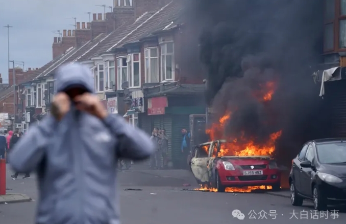 英国爆发严重骚乱，三方混战，还在升级！